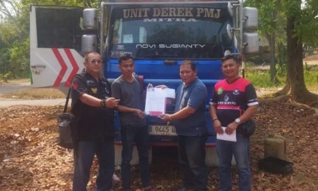 Benni Rusli Bantu Keluarkan Mobil Derek yang Empat Bulan Ditahan Kejari Subang