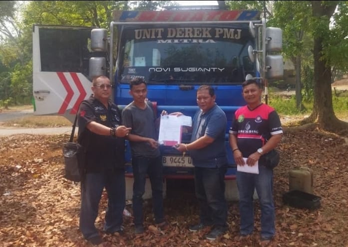 Benni Rusli Bantu Keluarkan Mobil Derek yang Empat Bulan Ditahan Kejari Subang