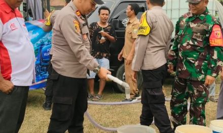 Polres Muaro Jambi Bersama One Law Firm Salurkan 10.000 Liter Air Bersih untuk Warga Jaluko