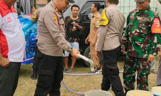 Polres Muaro Jambi Bersama One Law Firm Salurkan 10.000 Liter Air Bersih untuk Warga Jaluko
