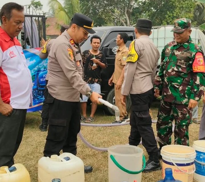 Polres Muaro Jambi Bersama One Law Firm Salurkan 10.000 Liter Air Bersih untuk Warga Jaluko