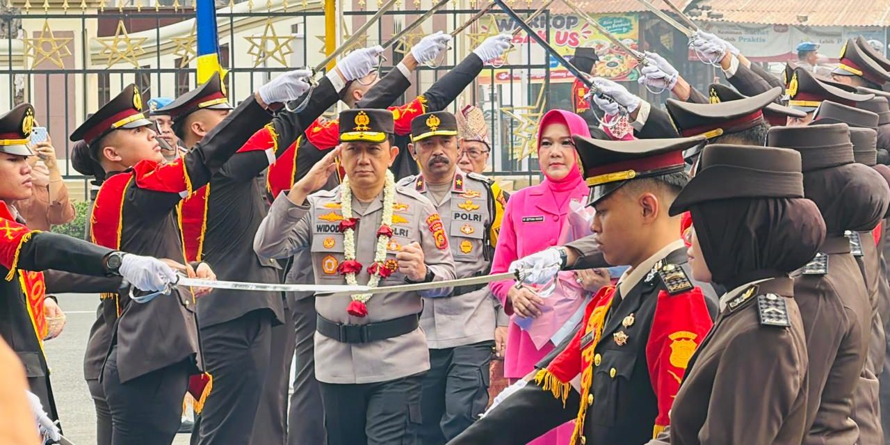 Tradisi Pedang Pora dan Adat Melayu Jambi Sambut Kapolda Irjen Pol. Widodo di Mapolda