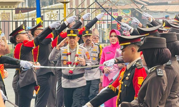 Tradisi Pedang Pora dan Adat Melayu Jambi Sambut Kapolda Irjen Pol. Widodo di Mapolda