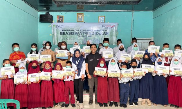 Pemdes Suko Awin Jaya Bersama PT Brahma Bina Bhakti Salurkan Beasiswa untuk Siswa Berprestasi