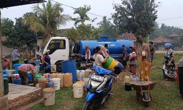 Sekdes Kedemangan Alfian SH Salurkan 5.000 Liter Air Bersih untuk Warga Terdampak Kekeringan