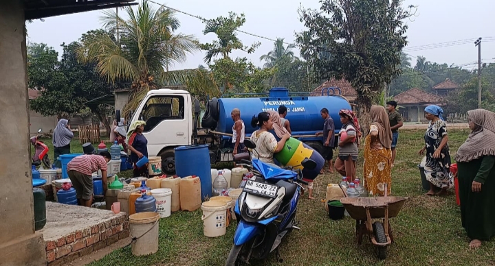 Sekdes Kedemangan Alfian SH Salurkan 5.000 Liter Air Bersih untuk Warga Terdampak Kekeringan