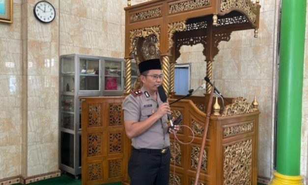 Polres Muaro Jambi Gelar Jumat Keliling di Mendalo Darat, Sosialisasikan Layanan Polisi 110